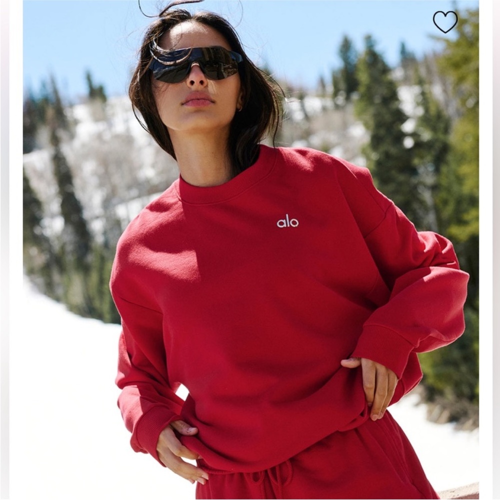 Alo accolade crewneck sweatshirt in bold red ❤️🍒